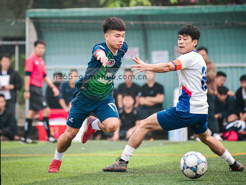 低多边形礼盒与暖橙、亮黄光效，暗色背景